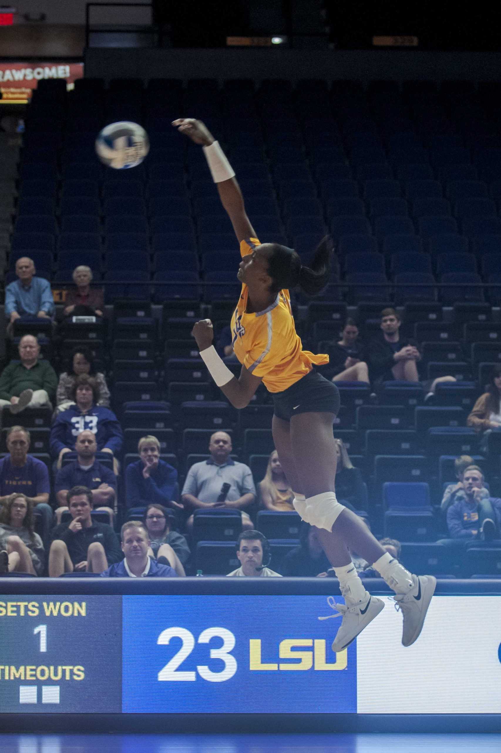 PHOTOS: LSU Women's Volleyball Defeats Auburn