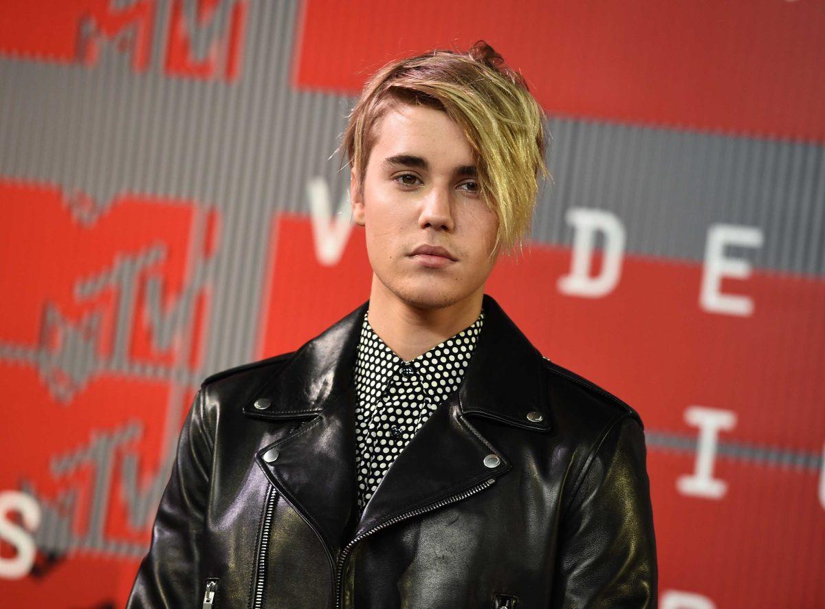 Justin Bieber arrives at the MTV Video Music Awards at the Microsoft Theater on Sunday, Aug. 30, 2015, in Los Angeles. (Photo by Jordan Strauss/Invision/AP)