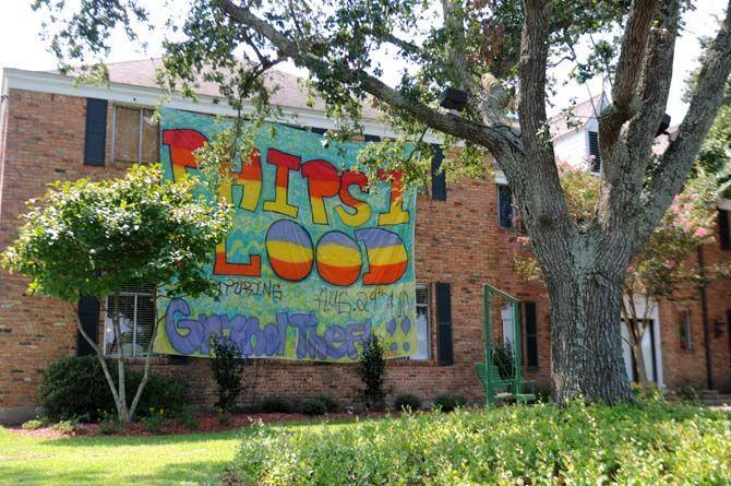 Phi Kappa Psi hang a controversial banner in relation to their party on Aug. 29, 2015.