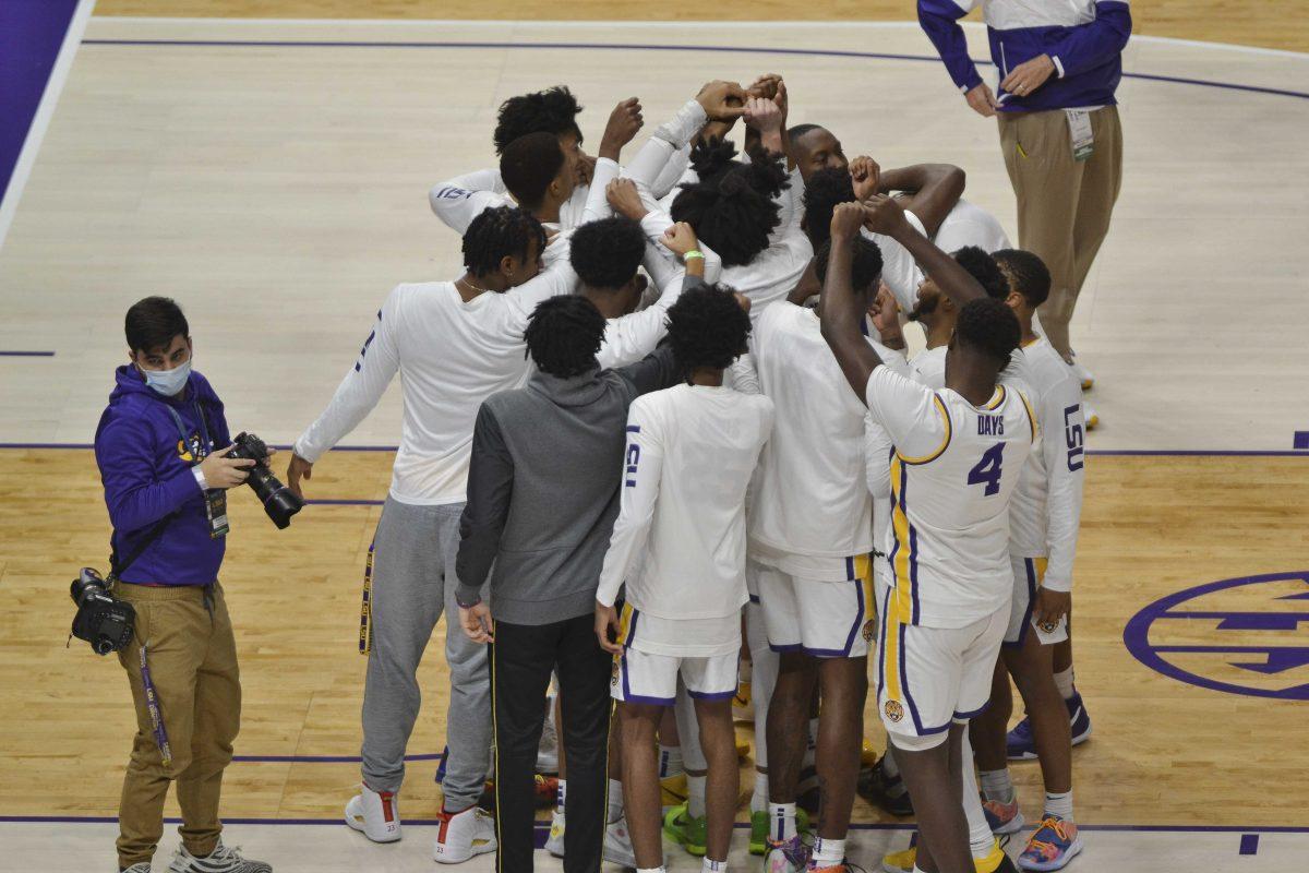 LSU men's basketball junior foward Darius Days (4) and accompanying LSU men's basketball players huddle together Tuesday, Jan. 19, 2021 during LSU's 75-105 loss to Alabama at Pete Maravich Assembley Center on N Stadium Drive in Baton Rouge, La.