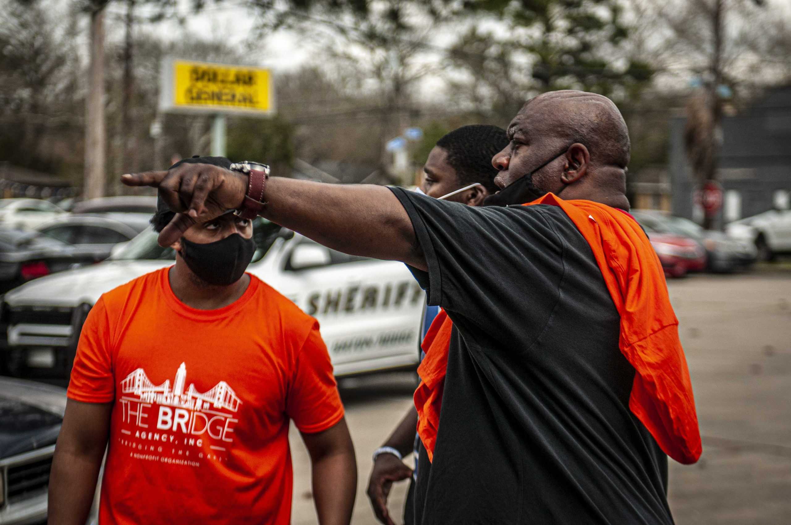 PHOTOS: LSU Students Volunteer At "Hand It On" Food Drive