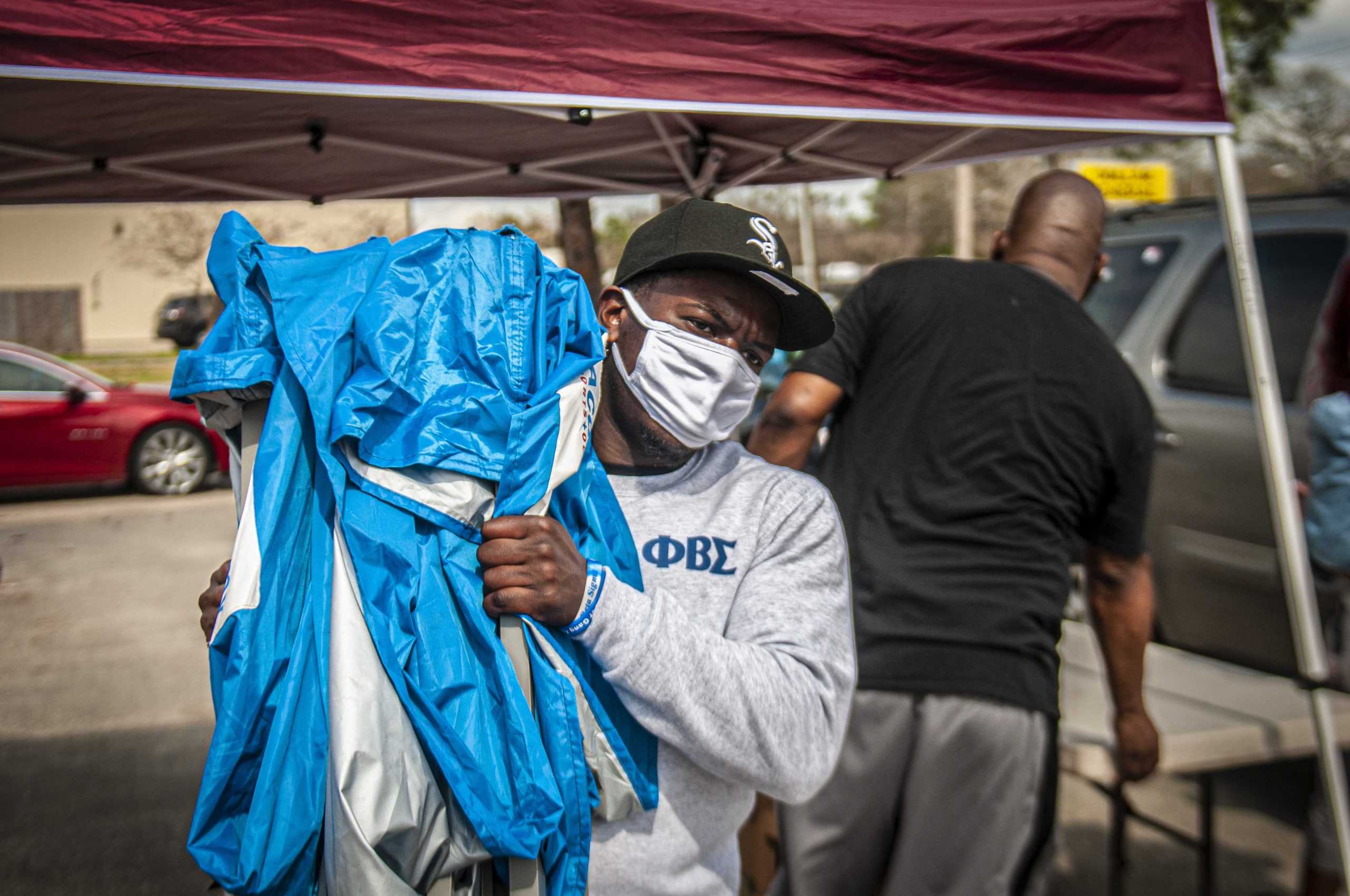 PHOTOS: LSU Students Volunteer At "Hand It On" Food Drive