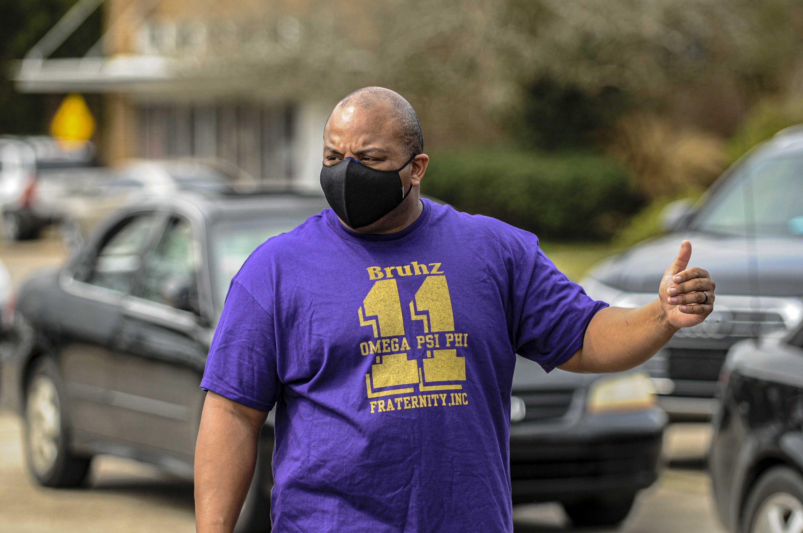 PHOTOS: LSU Students Volunteer At "Hand It On" Food Drive