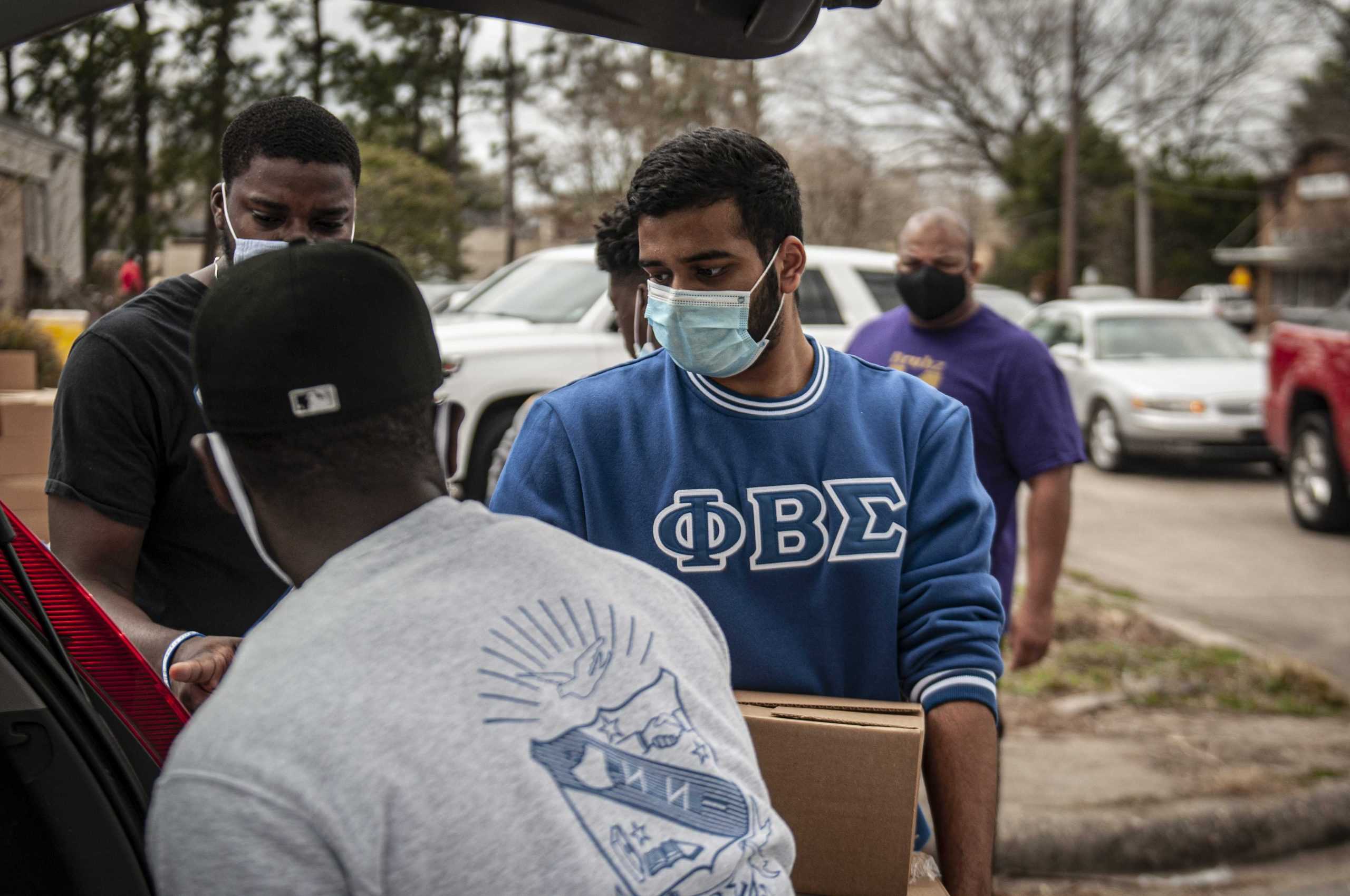 PHOTOS: LSU Students Volunteer At "Hand It On" Food Drive