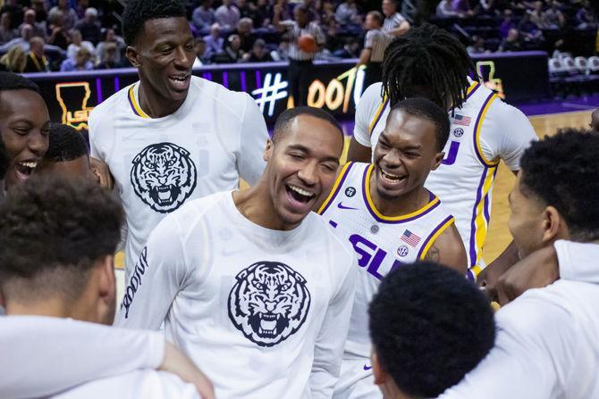 LSU senior guard Daryl Edwards (5) leads a chant before the Tigers&#8217; 97-91 victory over UNC Greensboro in the PMAC on Friday, Nov. 9, 2018.