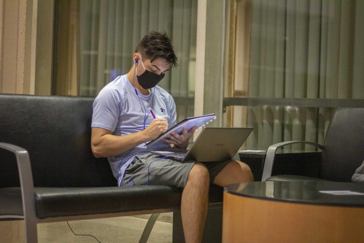 LSU geography junior Brad Fitzpatrick takes notes on Tuesday, Aug. 24, 2021, while attending a Zoom lecture in the Student Union on LSU&#8217;s campus.