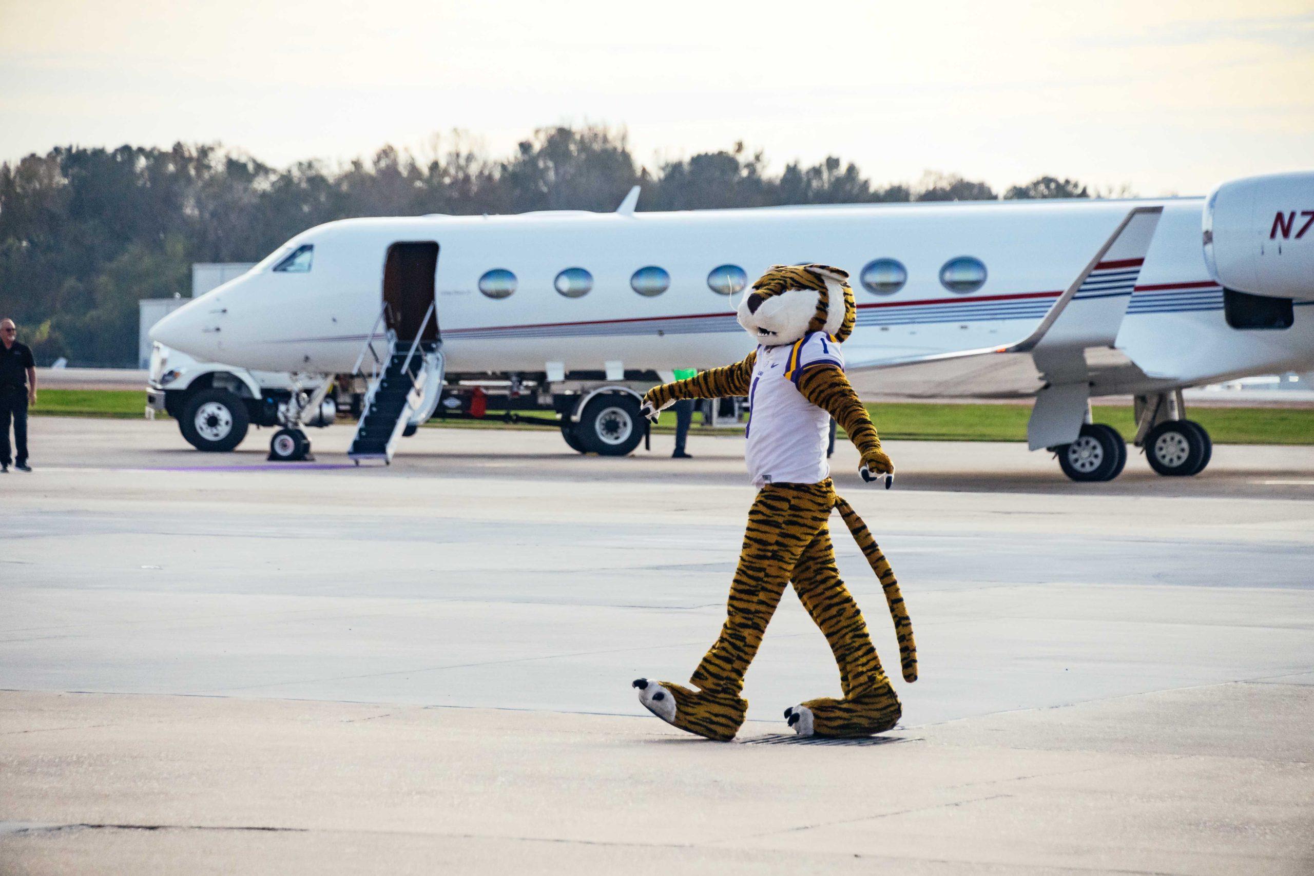 PHOTOS: Newly hired LSU football head coach Brian Kelly and family fly into Baton Rouge