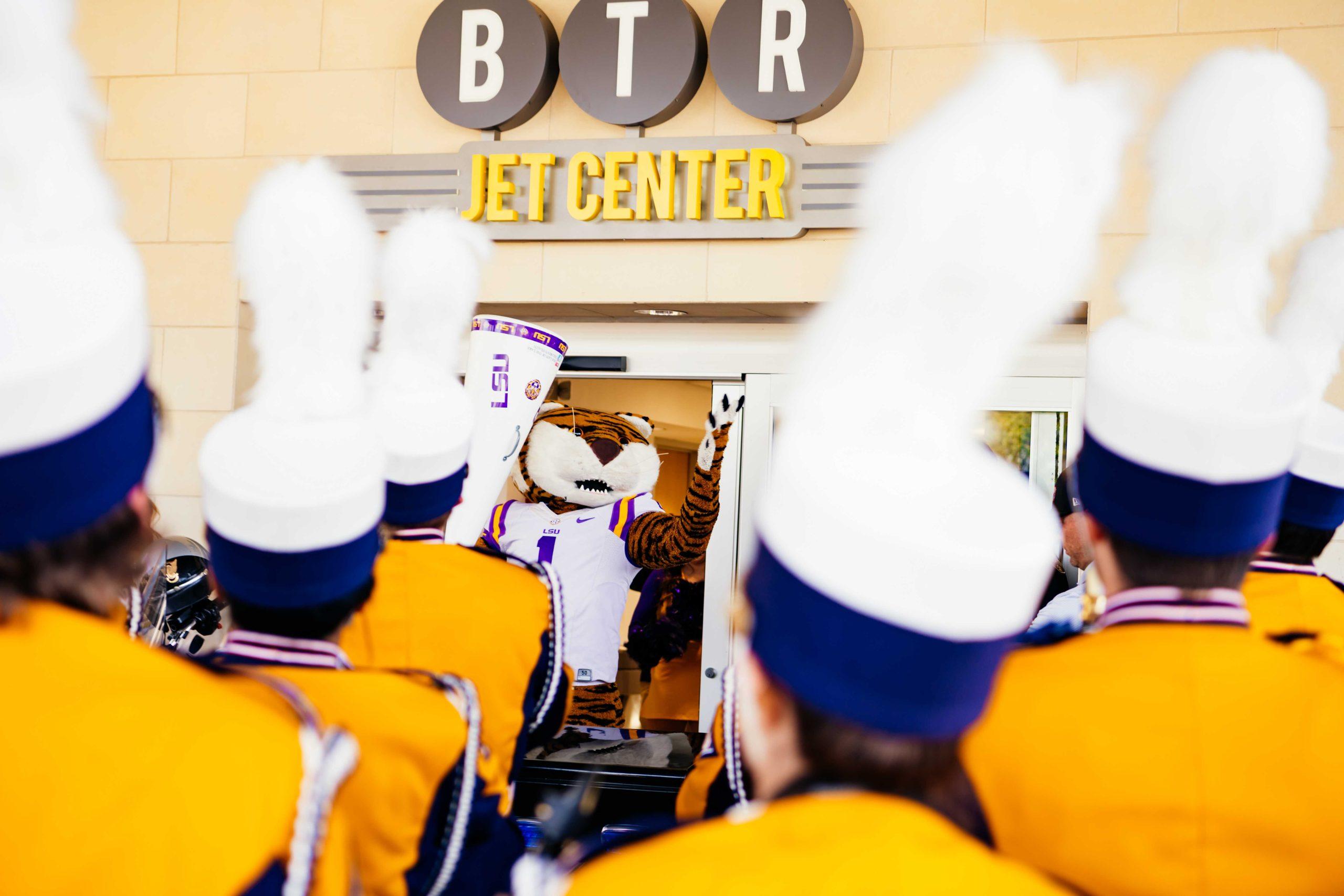 PHOTOS: Newly hired LSU football head coach Brian Kelly and family fly into Baton Rouge