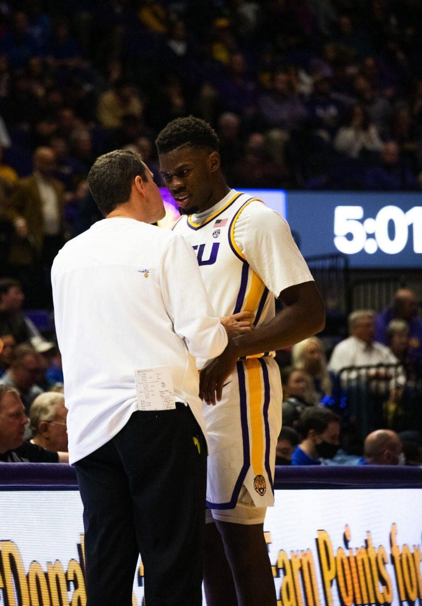 LSU men&#8217;s basketball senior forward Darius Days (4) listens to head coach Will Wade Tuesday, Jan. 04, 2022, during LSU&#8217;s 56-50 win against Kentucky in the Pete Maravich Assembly Center on North Stadium Drive in Baton Rouge, La.