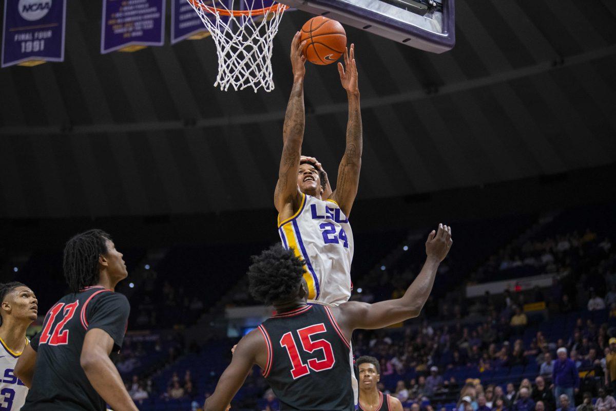 LSU men&#8217;s basketball junior forward Shareef O&#8217;Neal (15) rises up for a dunk during LSU&#8217;s 84-65 win against Georgia in the Pete Maravich Assembly Center on North Stadium Drive in Baton Rouge, La.