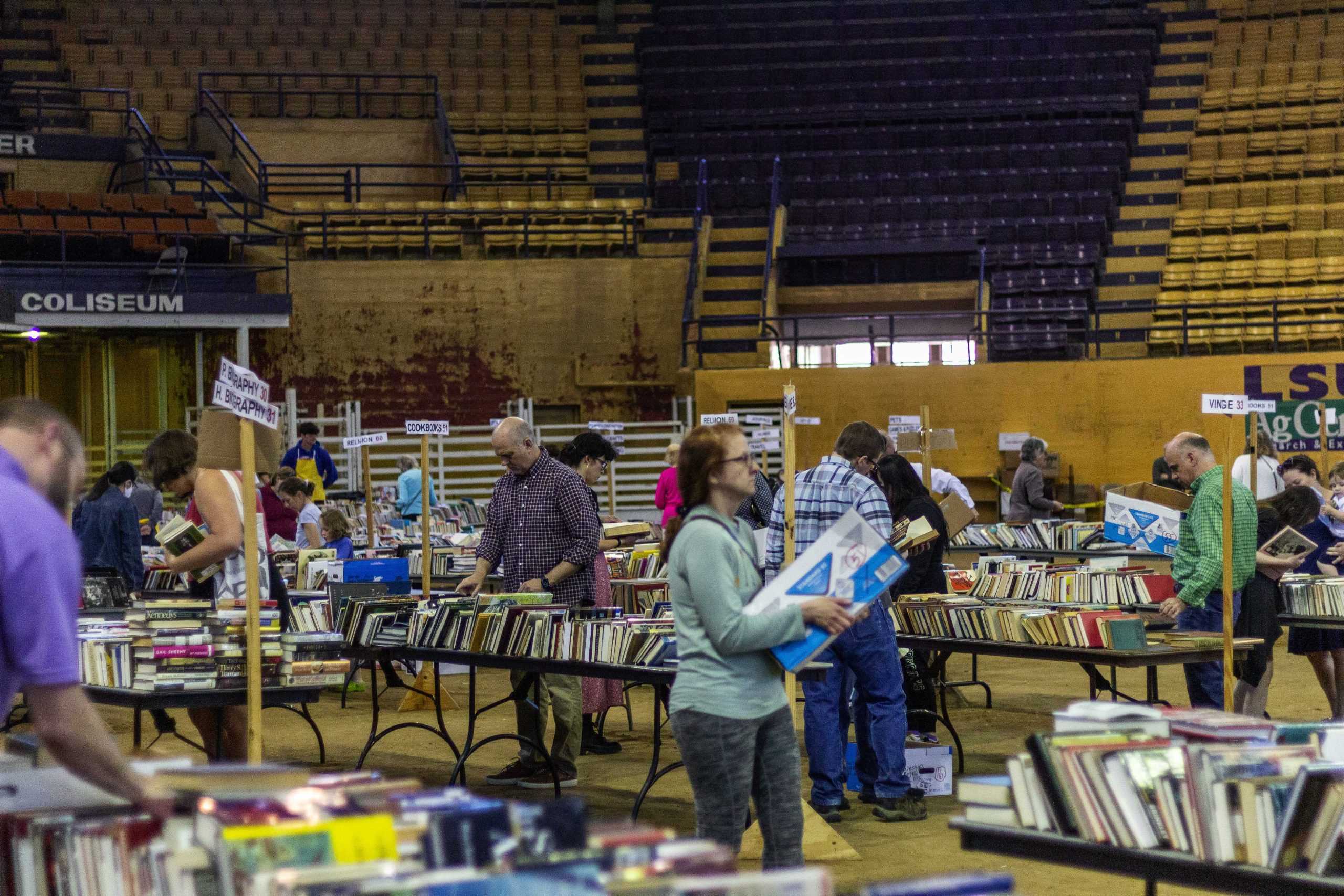 Baton Rouge residents, LSU students buy affordable books in bulk at LSU Book Bazaar