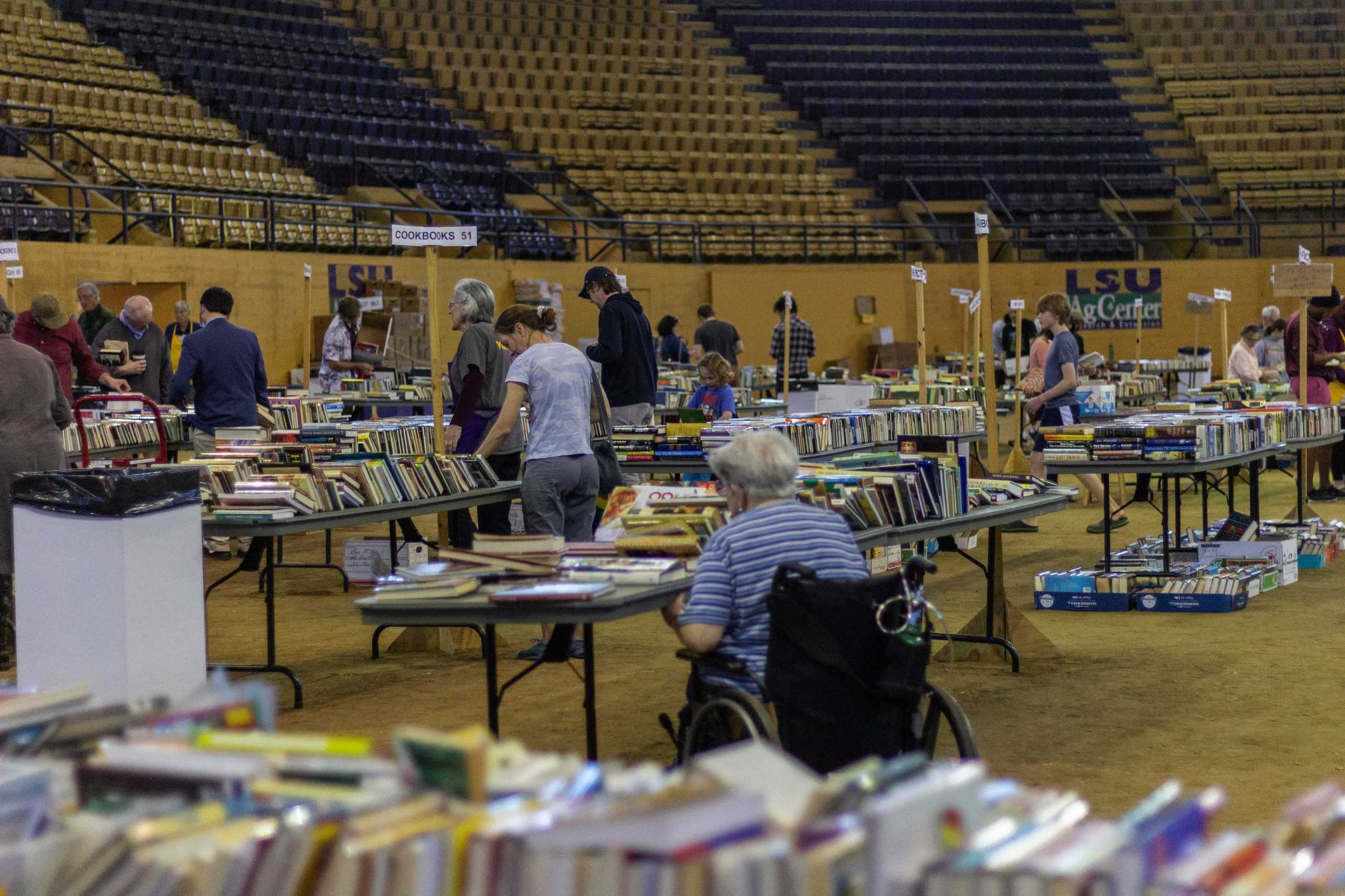 Baton Rouge residents, LSU students buy affordable books in bulk at LSU Book Bazaar