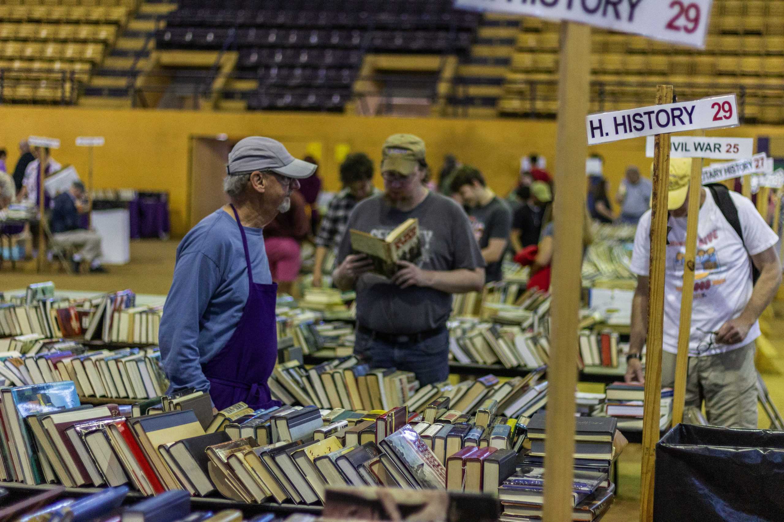 Baton Rouge residents, LSU students buy affordable books in bulk at LSU Book Bazaar