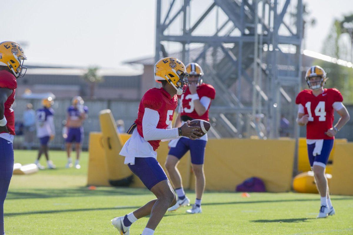 LSU football quarterback Jayden Daniels (15) runs a drill Thursday, April 7, 2022, during LSU&#8217;s spring practice in Baton Rouge, Louisiana.