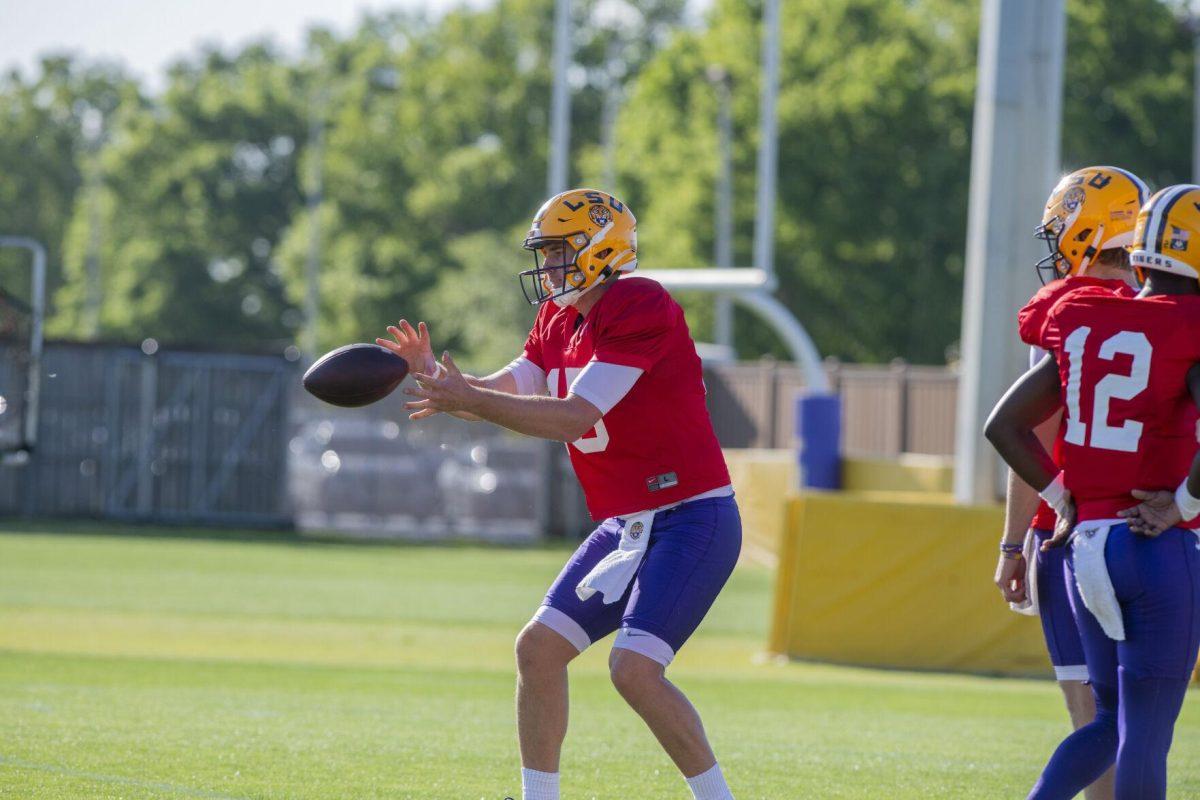 LSU football quarterback Jayden Daniels (15) catches the ball Thursday, April 7, 2022, during LSU&#8217;s spring practice in Baton Rouge, Louisiana.