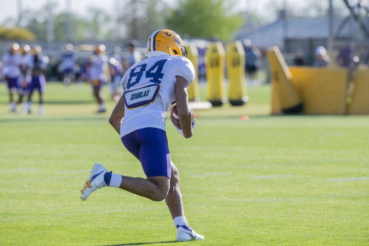 LSU football wide receiver Noah Nash (84) runs with ball Thursday, April 7, 2022, during LSU&#8217;s spring practice in Baton Rouge, Louisiana.