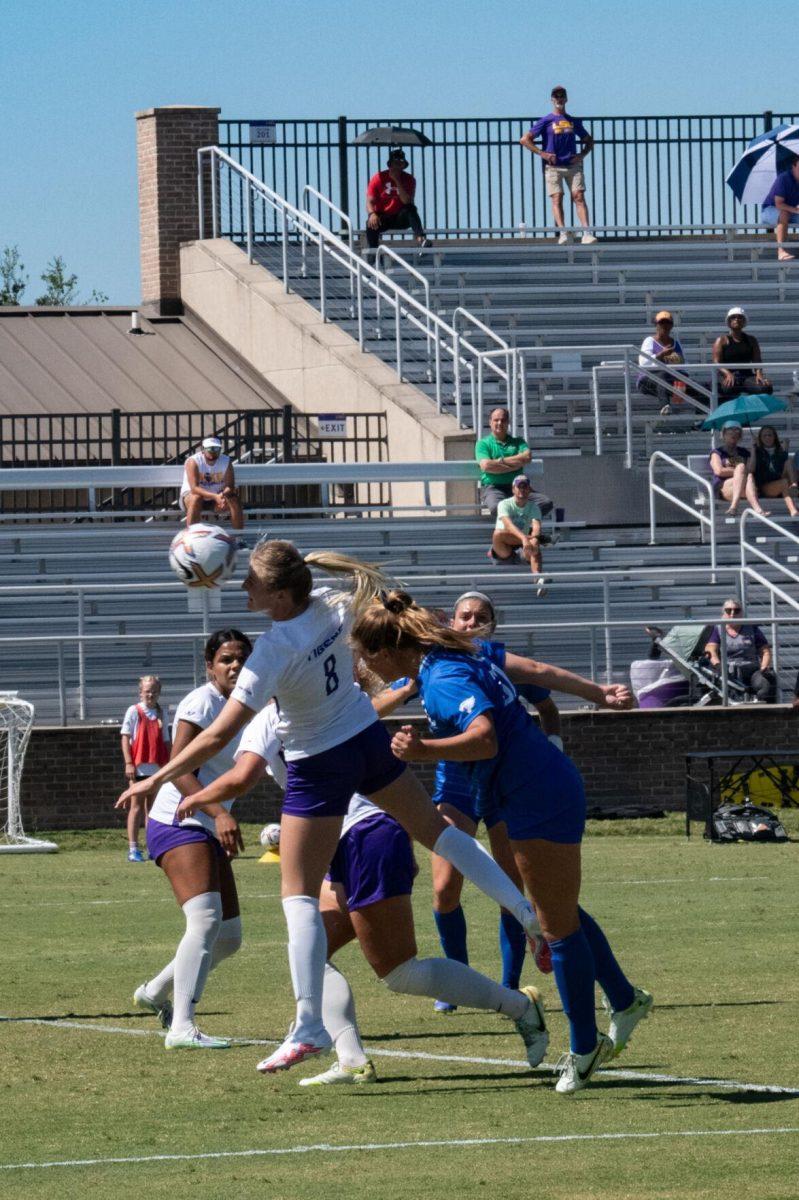 LSU soccer fifth-year senior defender Shannon Cooke (8) attempts to head the ball away after a corner kick on Sunday, Oct. 2, 2022, during LSU&#8217;s 3-2 win against University of Kentucky at LSU&#8217;s Soccer Stadium off Nicholson Drive.