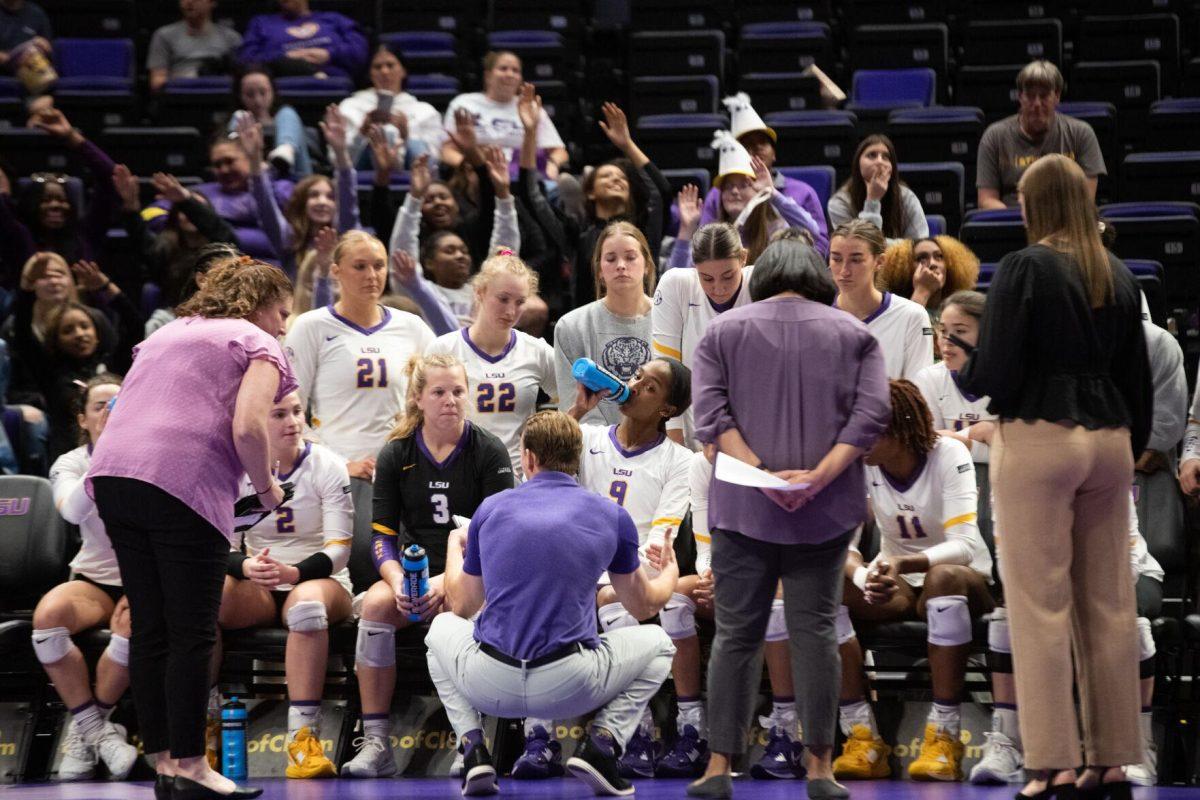 The LSU volleyball team rests during a timeout on Saturday, Oct. 29, 2022, during LSU&#8217;s 3-2 victory against Mississippi State at the Pete Maravich Assembly Center in Baton Rouge, La.