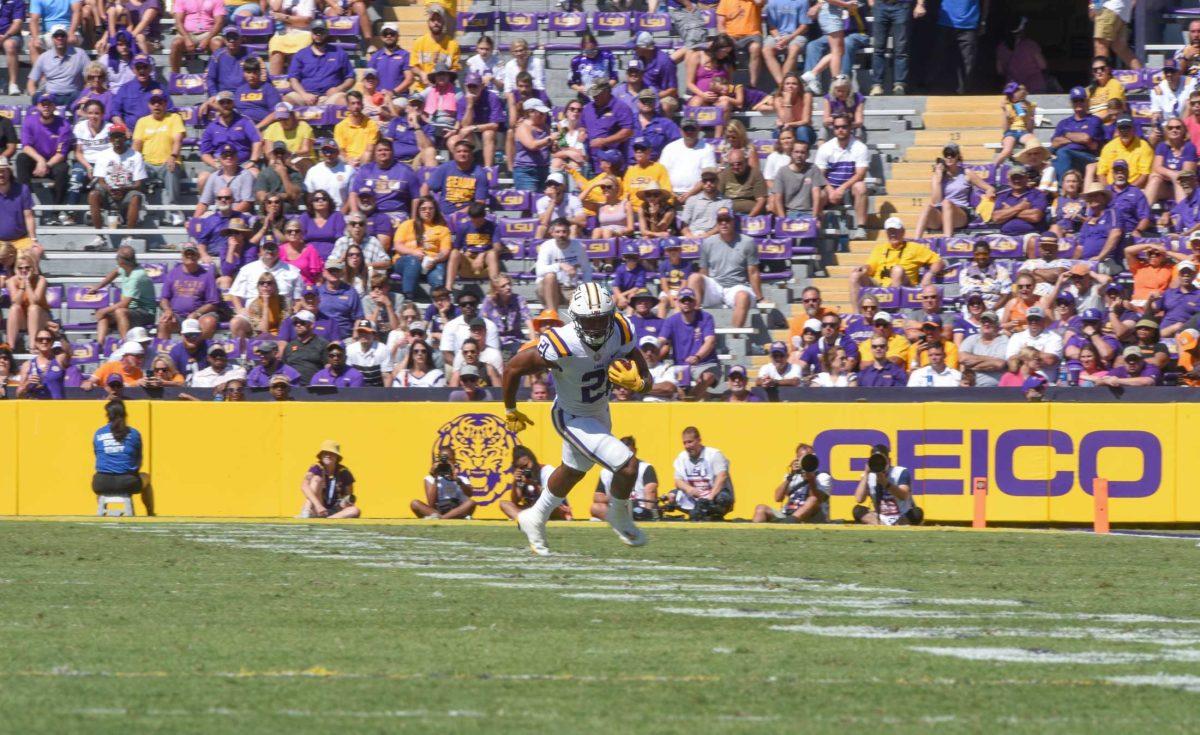 LSU football junior running back Noah Cain (21) carries the ball down the field on Saturday, Oct. 8, 2022, during Tennessee&#8217;s 40-13 victory over LSU in Tiger Stadium.