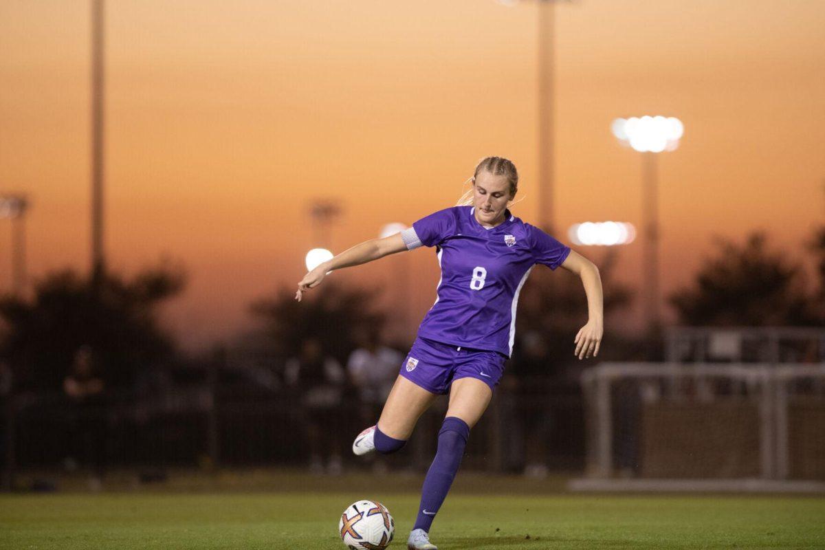 LSU soccer fifth-year senior defender Shannon Cooke (8) passes the ball on Thursday, Oct. 27, 2022, during LSU&#8217;s 4-1 victory against Ole Miss at LSU&#8217;s Soccer Stadium off of Nicholson Drive.