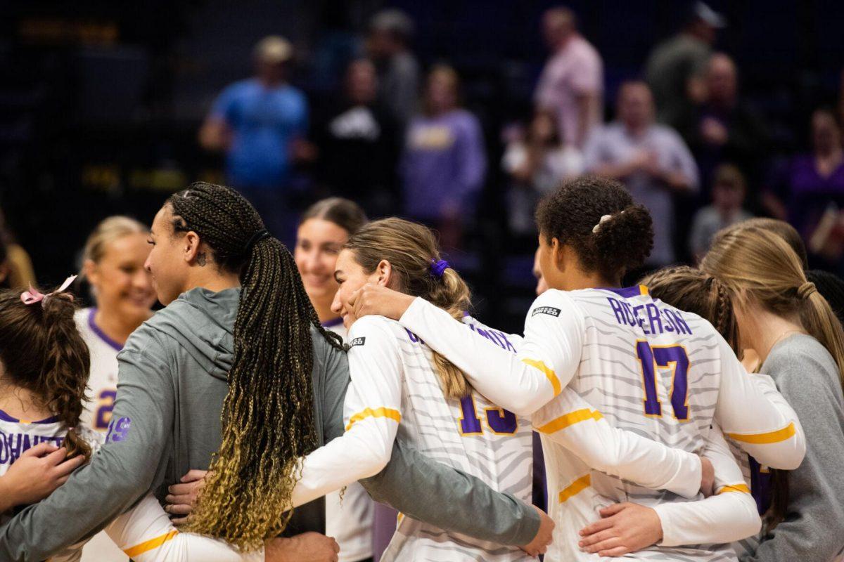 The LSU volleyball team huddles up on Saturday, Oct. 29, 2022, after LSU&#8217;s 3-2 victory against Mississippi State at the Pete Maravich Assembly Center in Baton Rouge, La.