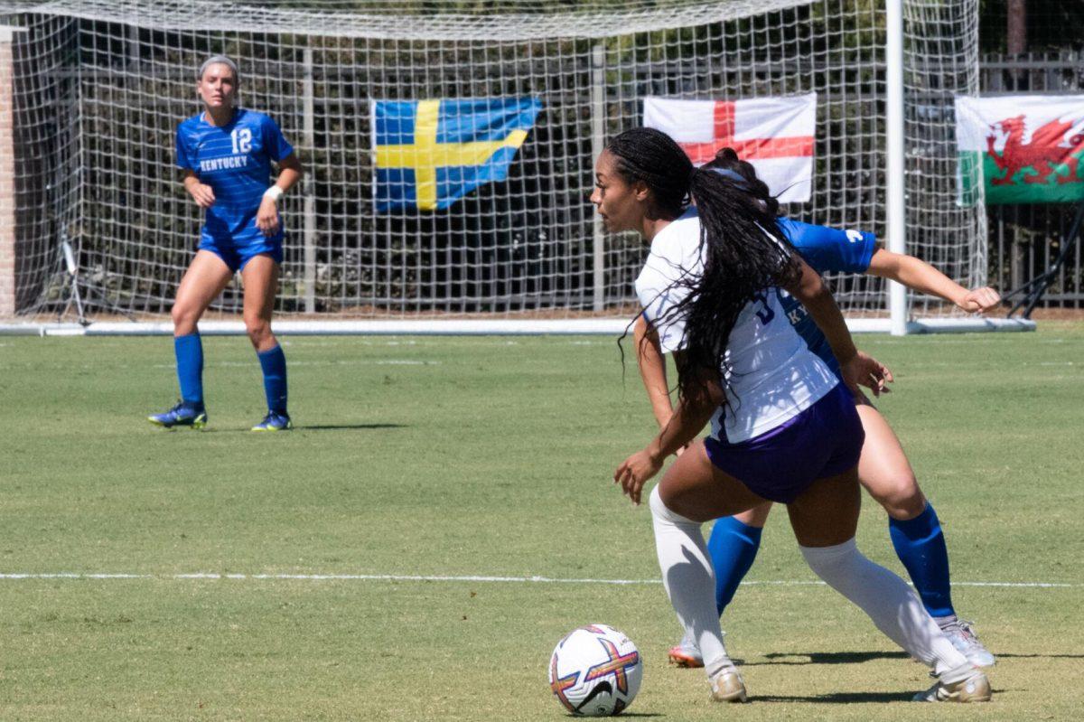 LSU soccer senior defender Maya Gordon (9) looks to pass on Sunday, Oct. 2, 2022, during LSU&#8217;s 3-2 win against University of Kentucky at LSU&#8217;s Soccer Stadium off Nicholson Drive.