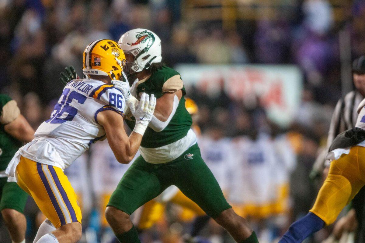 Football freshman tight end Mason Taylor (86) blocks UAB football player on Saturday, Nov. 19, 2022, during the LSU vs. UAB game in Baton Rouge, La.