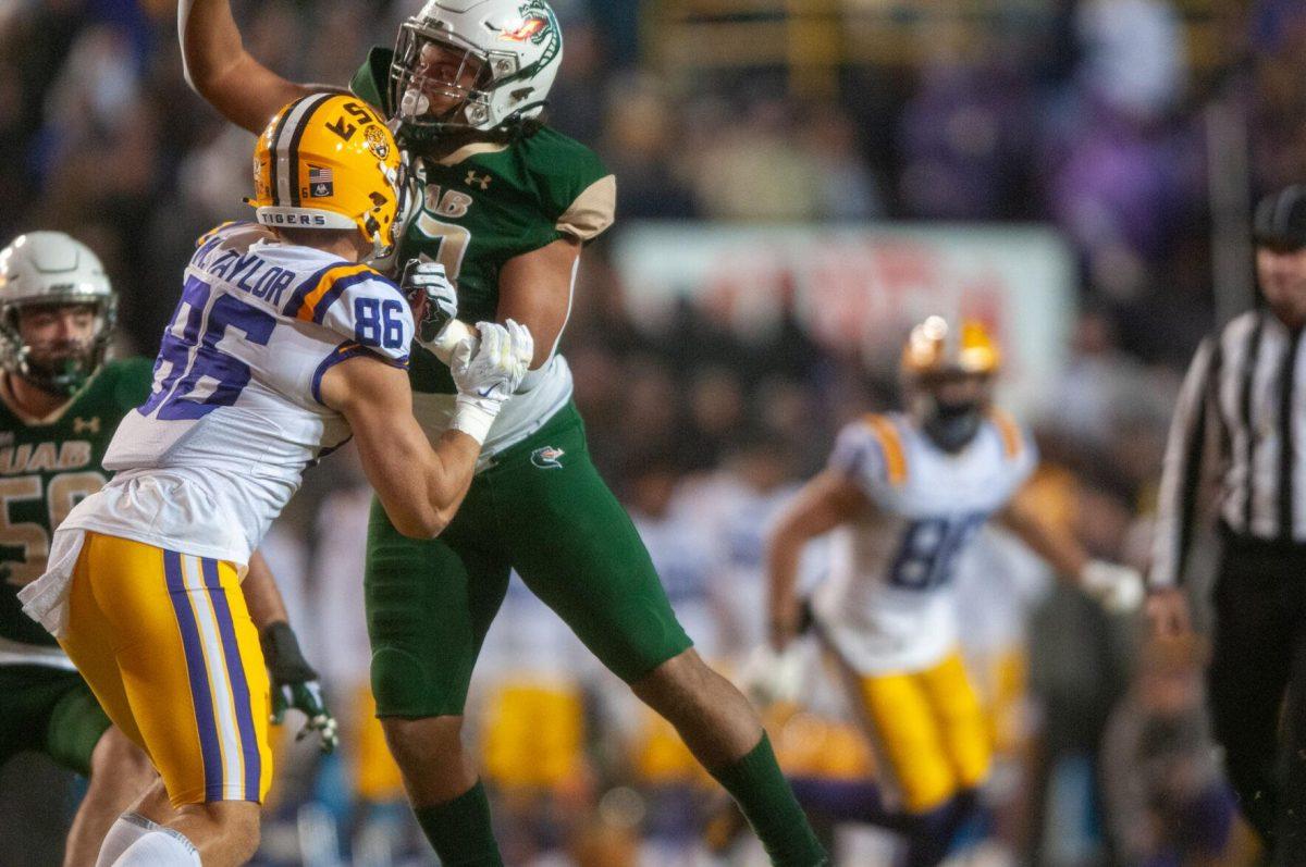 LSU football freshman tight end Mason Taylor (86) attempts to prevent UAB football player from making the catch on Saturday, Nov. 19, 2022, during the LSU vs UAB game in Baton Rouge, La.