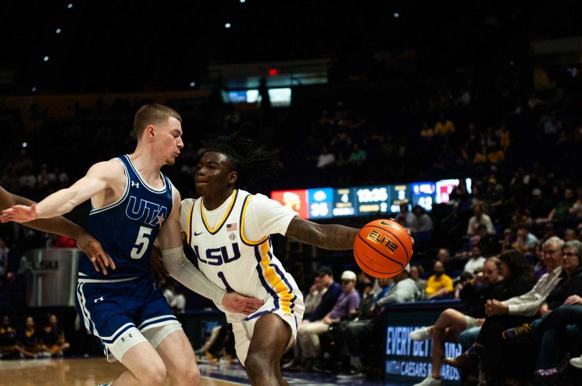 LSU men&#8217;s basketball junior Cam Hayes (1) passes the ball during LSU&#8217;s 63-59 win against UT Arlington on Friday, Dec. 2, 2022, in the Pete Maravich Assembly Center on N. Stadium Drive in Baton Rouge, La.