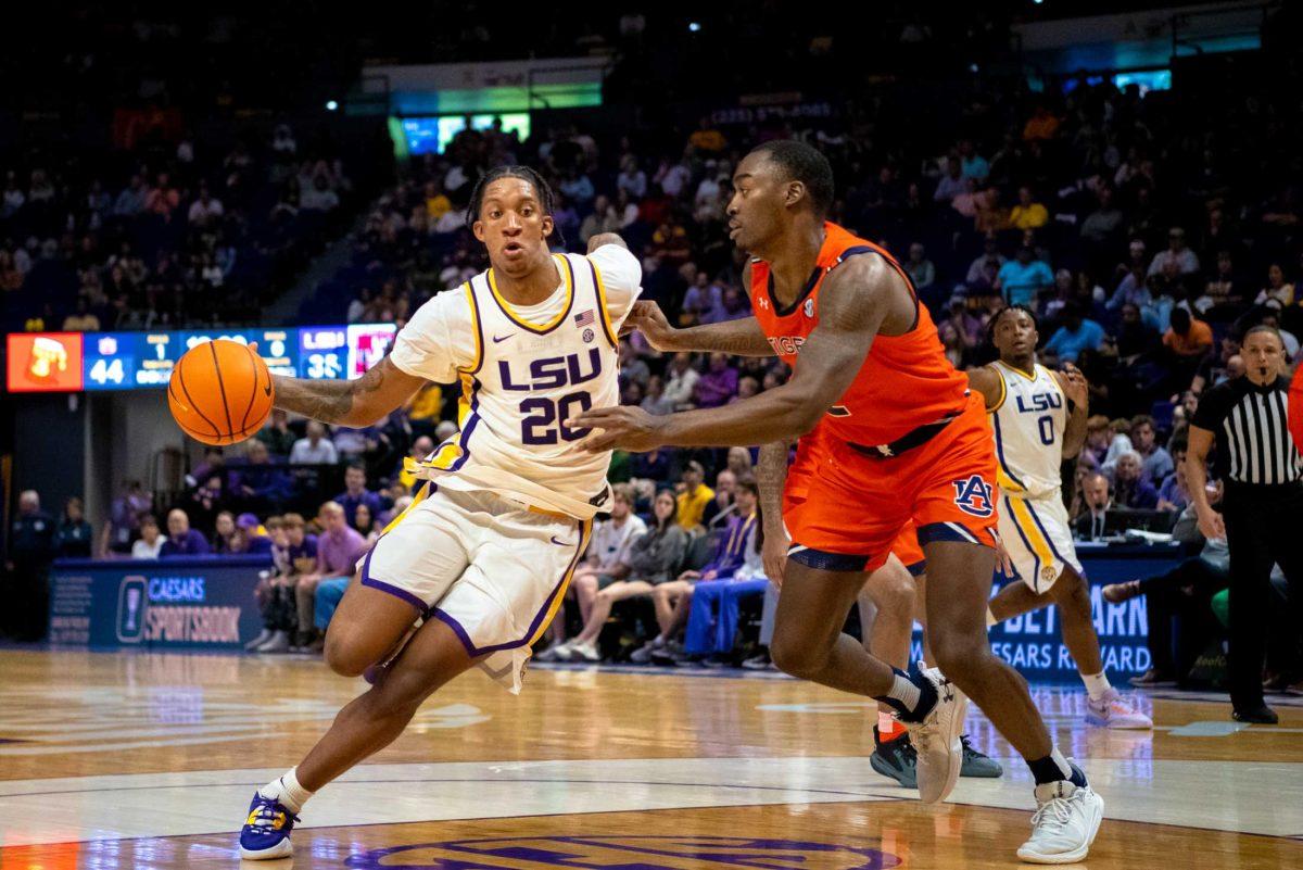 LSU men&#8217;s basketball junior forward Derek Fountain (20) drives towards the basket on Wednesday, Jan. 18, 2023, during LSU&#8217;s 49-67 loss against Auburn in the Pete Maravich Assembly Center in Baton Rouge, La.