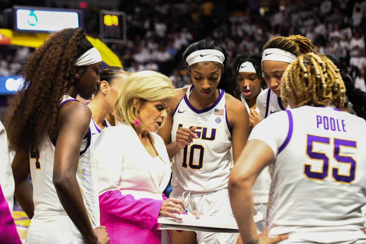 The LSU women&#8217;s basketball team huddles around head coach Kim Mulkey on Monday, Jan. 30, 2023, during LSU&#8217;s 76-68 win over Tennessee at the Pete Maravich Assembly Center in Baton Rouge, La.