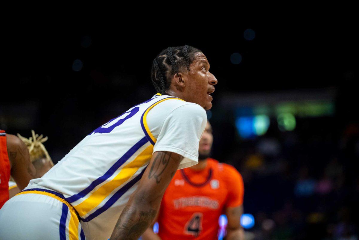 LSU men&#8217;s basketball junior forward Derek Fountain (20) looks at the basket on Wednesday, Jan. 18, 2023, during LSU&#8217;s 49-67 loss against Auburn in the Pete Maravich Assembly Center in Baton Rouge, La.