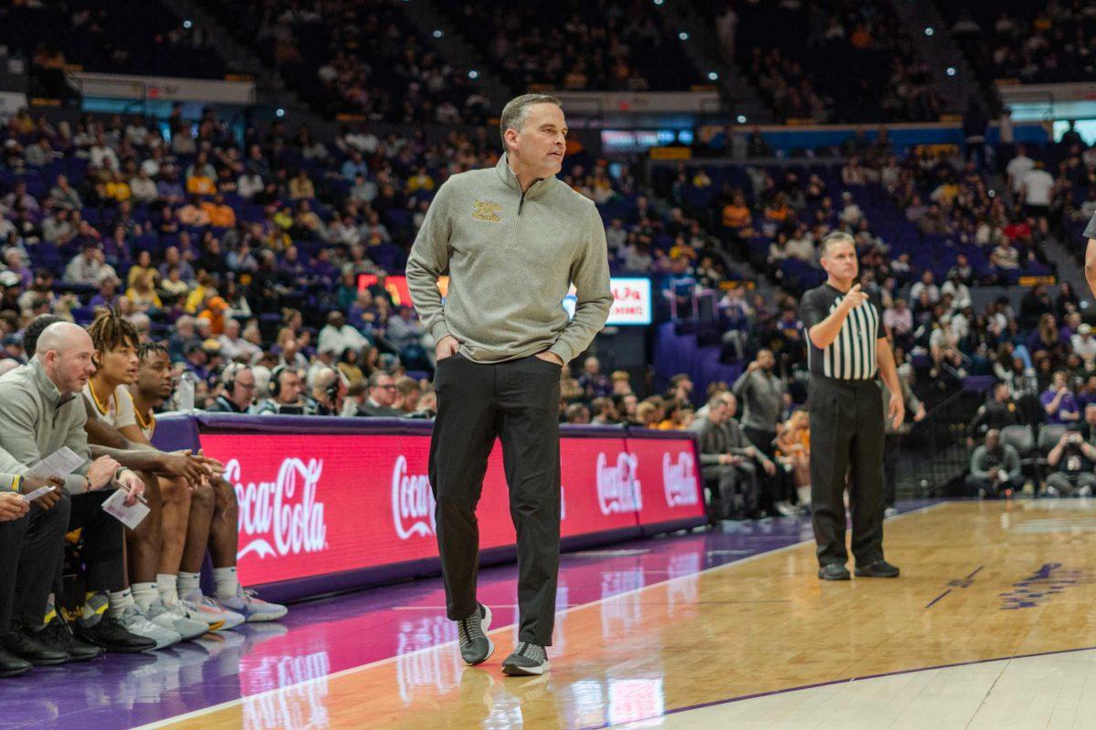 LSU men&#8217;s basketball head coach Matt McMahon speaks to the players on Saturday, Jan. 21, 2023, during LSU&#8217;s 56-77 loss to Tennessee at the Pete Maravich Assembly Center in Baton Rouge, La.