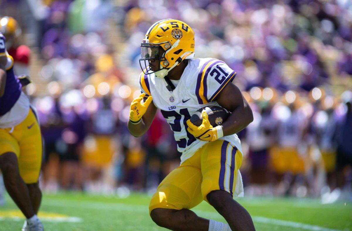 LSU football senior running back Noah Cain (21) rushes down the field on Saturday, April 22, 2023, during LSU&#8217;s 32-32 tie during the spring game in Tiger Stadium in Baton Rouge, La.