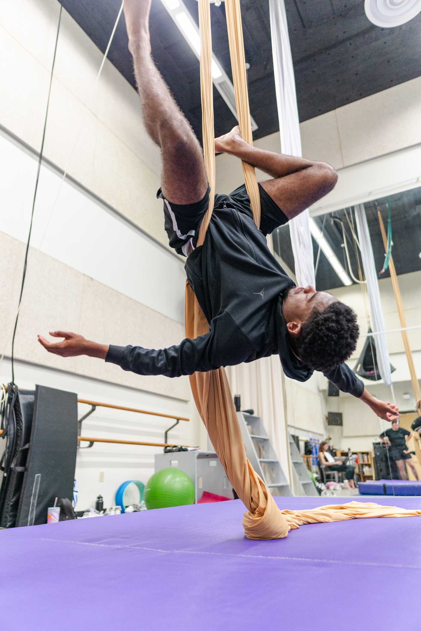 PHOTOS: A beginner silks workshop