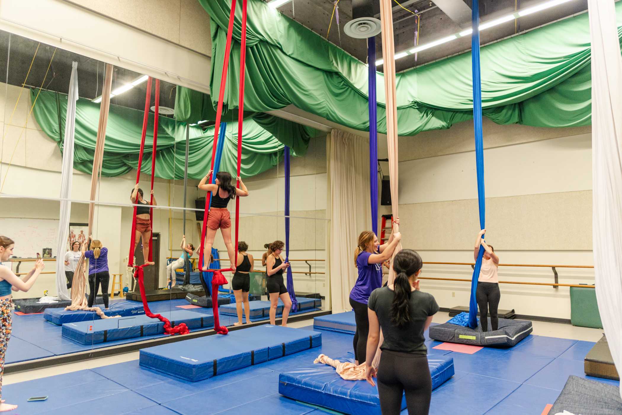 PHOTOS: A beginner silks workshop