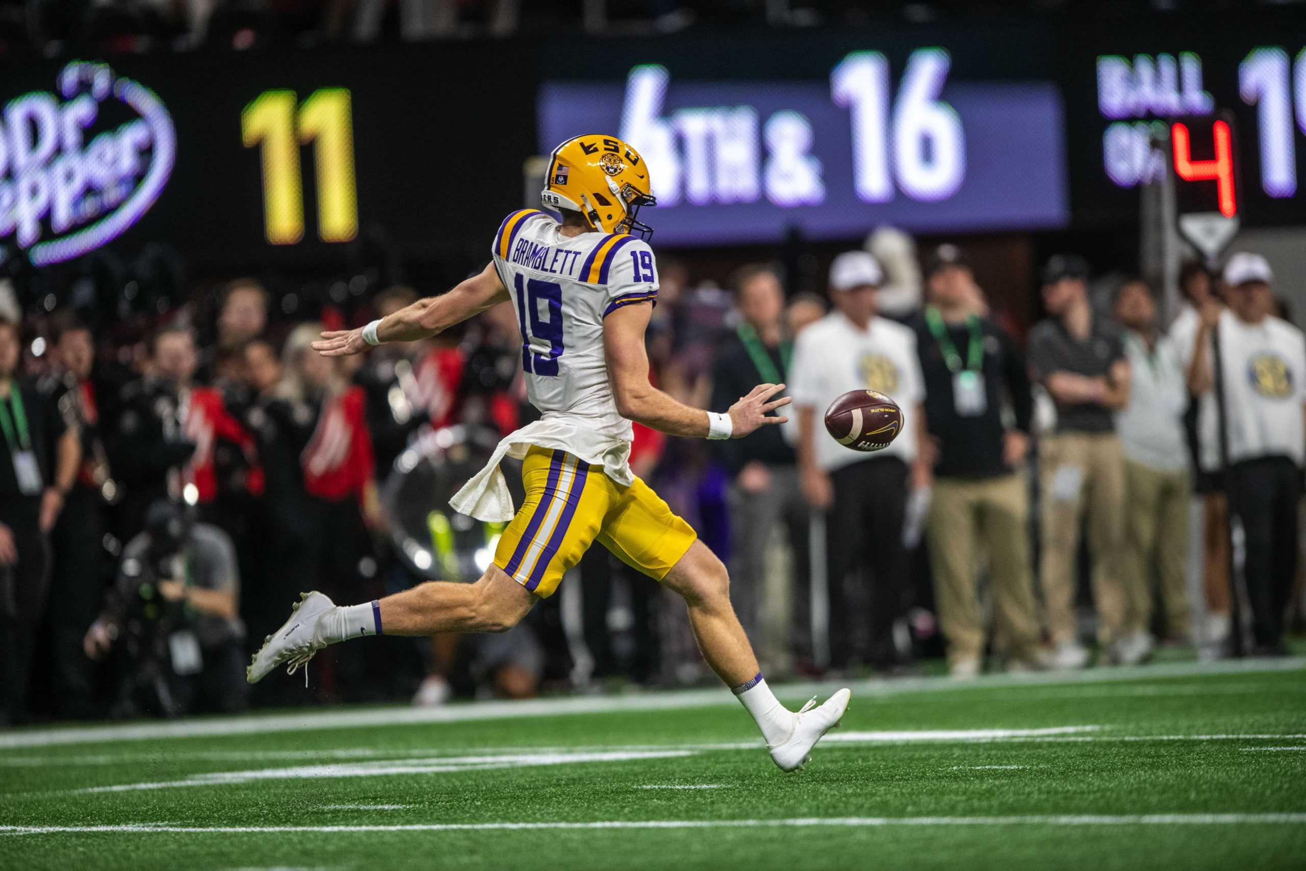 Why are college football punt formations different from the NFL? - Reveille