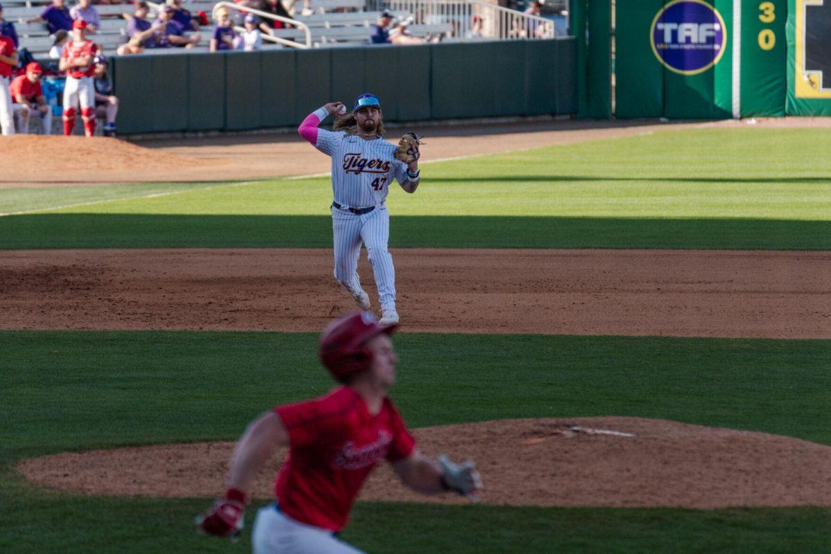 LSU baseball junior third baseman Tommy White (47) looks to throw out the runner Friday, Feb. 23, 2024, during LSU&#8217;s 5-2 loss against Stony Brook at Alex Box Stadium in Baton Rouge, La.