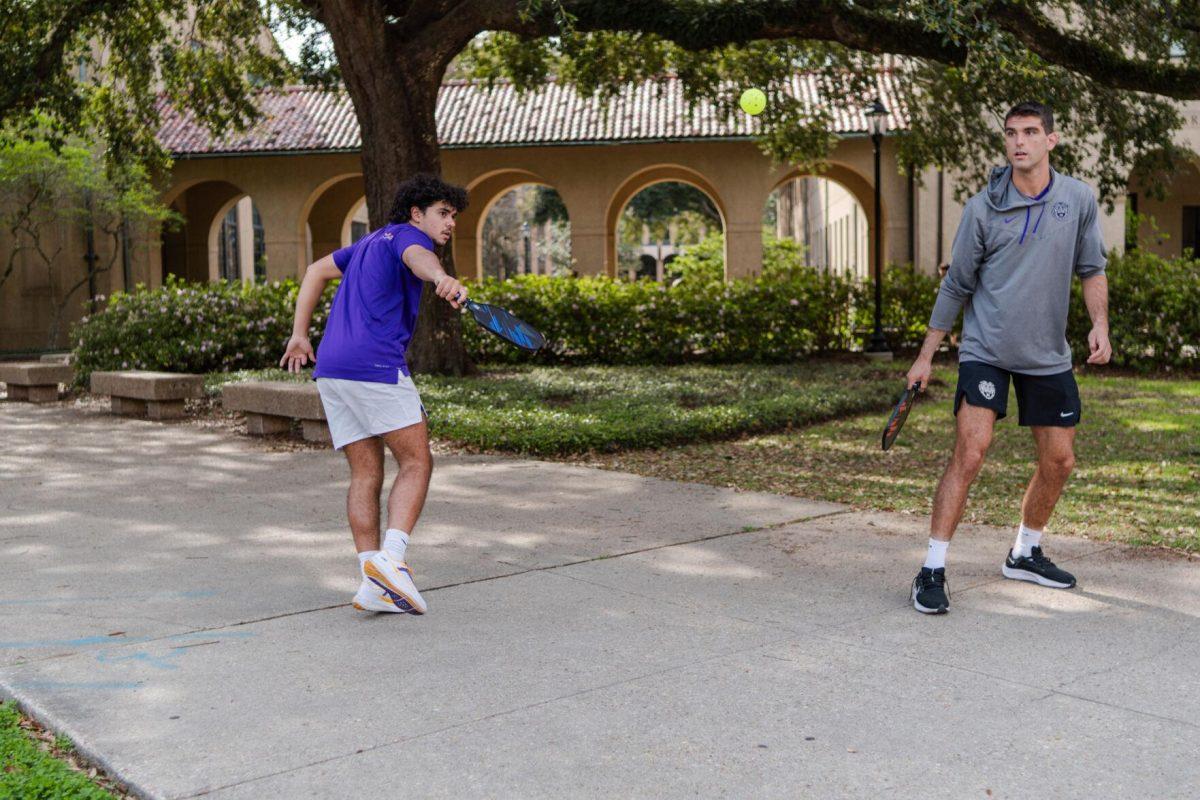 LSU public relations sophomore Gianpaolo Nicolosi returns the ball Thursday, March 7, 2024, in the Quad on LSU's campus in Baton Rouge, La.