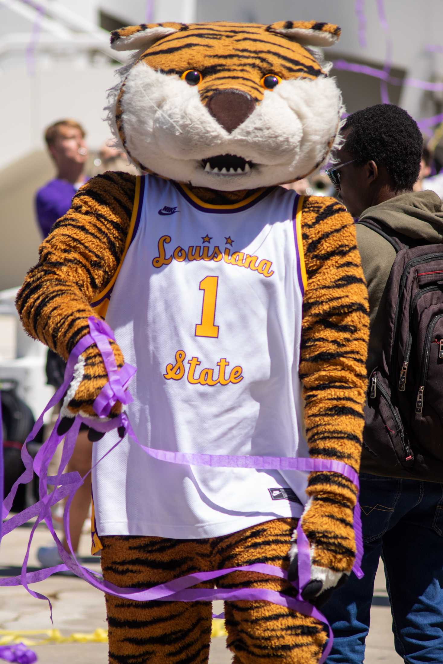 PHOTOS: LSU fans gather to send off the women's basketball team to the Sweet 16