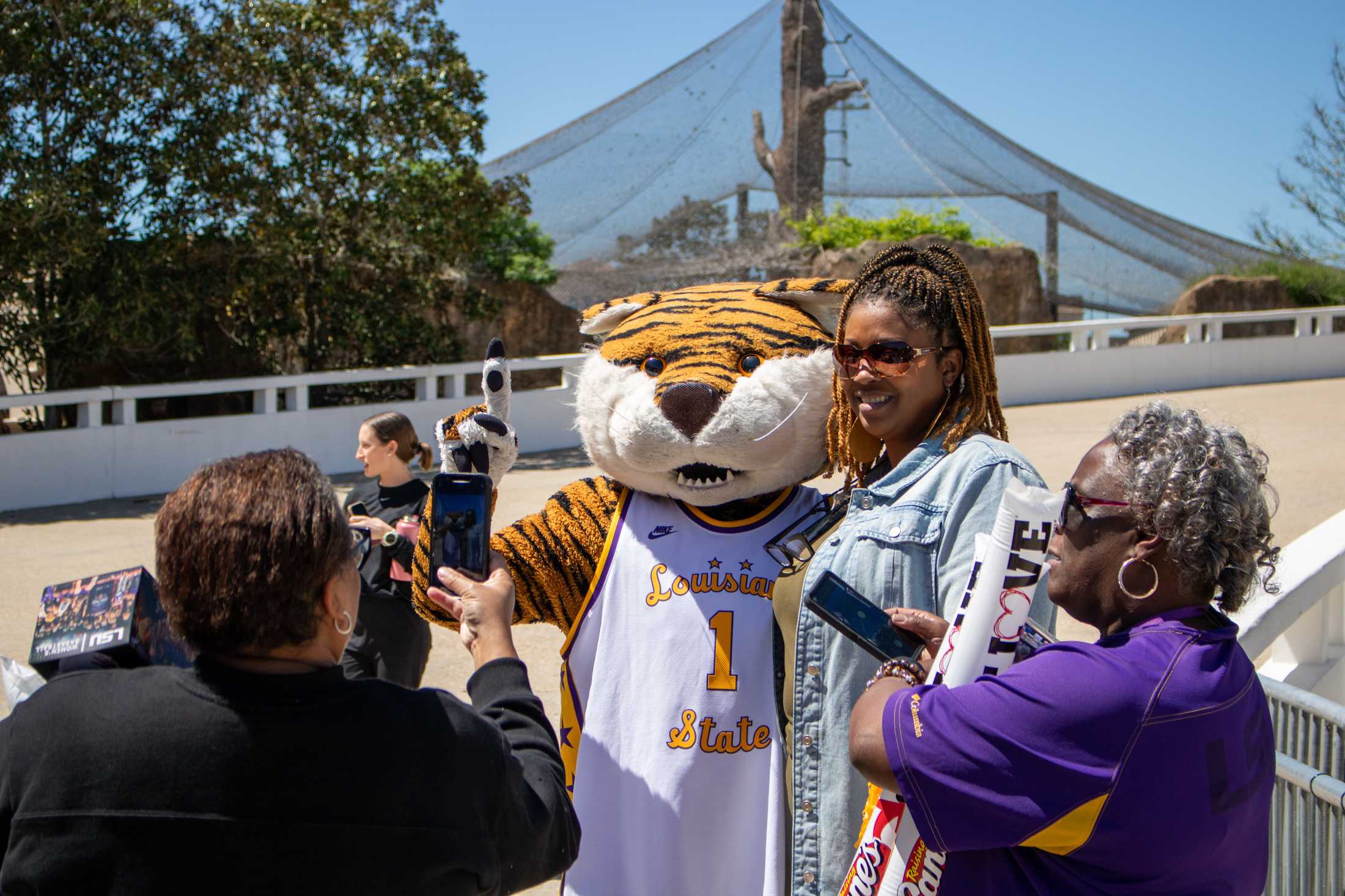 PHOTOS: LSU fans gather to send off the women's basketball team to the Sweet 16