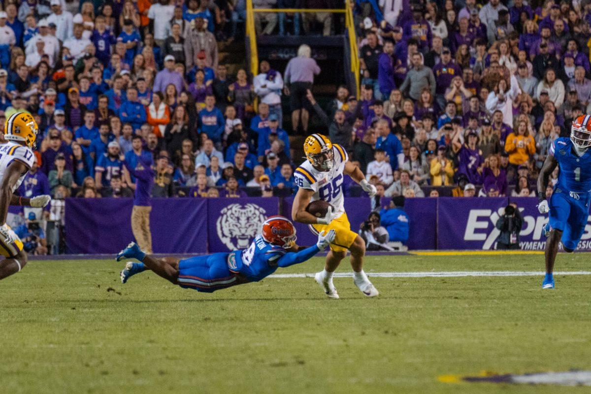 LSU football sophomore tight end Mason Taylor (86) avoids a tackle Saturday, Nov. 11, 2023, during LSU's 52-35 win against Florida in Tiger Stadium in Baton Rouge, La.