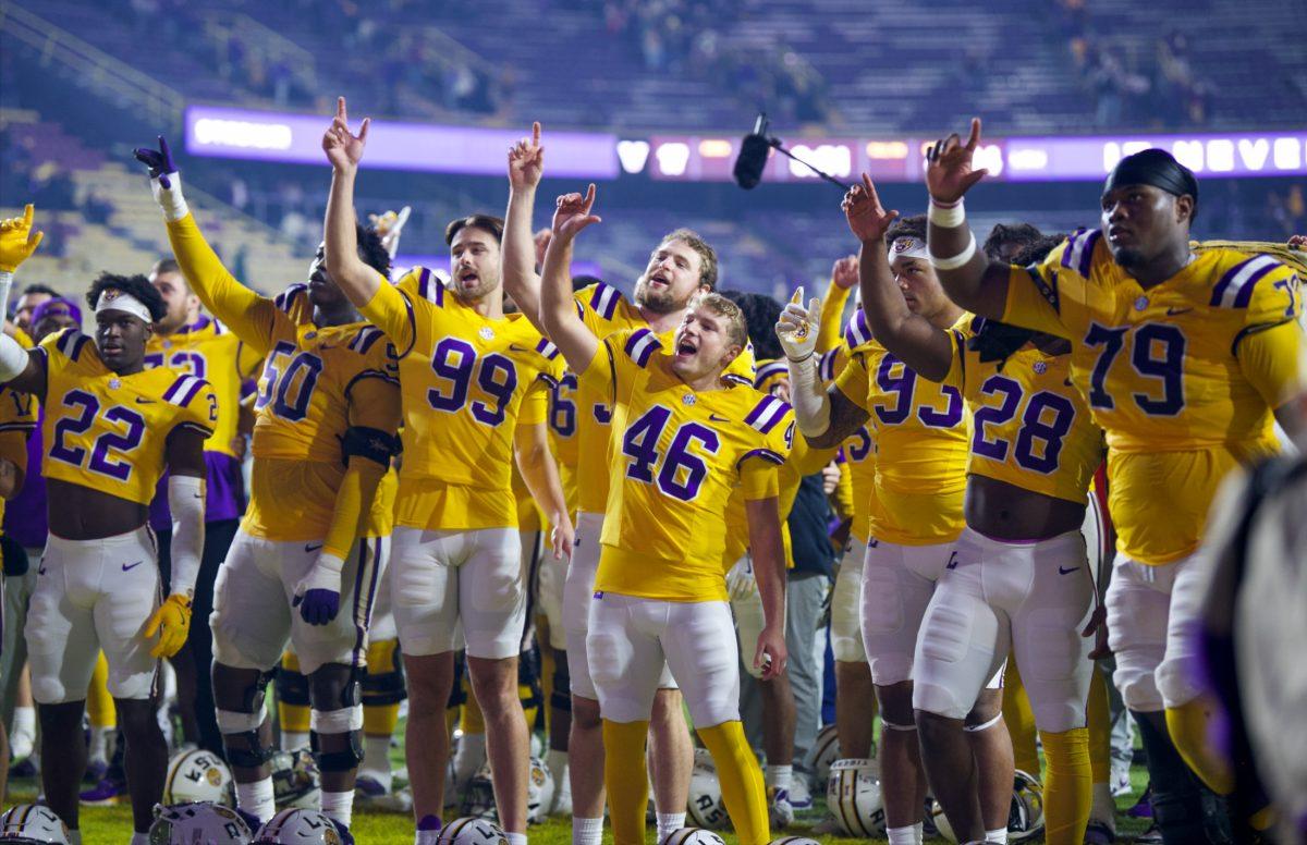 <p>LSU football players hold up “L’s” during the alma mater Saturday, Nov. 24, 2024, after LSU’s 24-17 win against Vanderbilt at Tiger Stadium in Baton Rouge, La.</p>