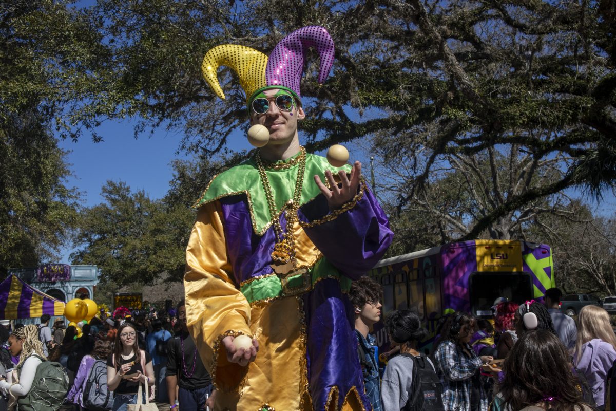 A jester juggles Tuesday, Feb. 25, 2025, on Tower Drive in Baton Rouge, La.