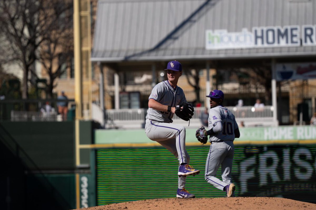 LSU baseball outlasts Kansas State in extra innings