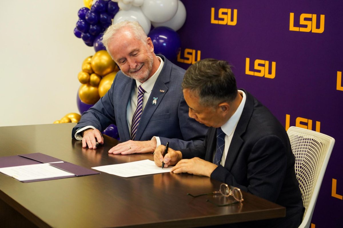 LSU Chancellor James Dalton and Yoo-dong Chung, senior vice president and head of R&D for Hyundai Steel, sign Master Research Agreement on Tuesday, June 19. (Courtesy of LSU).